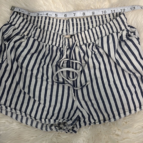 • Universal Thread Striped Shorts White and Navy - Picture 7 of 11